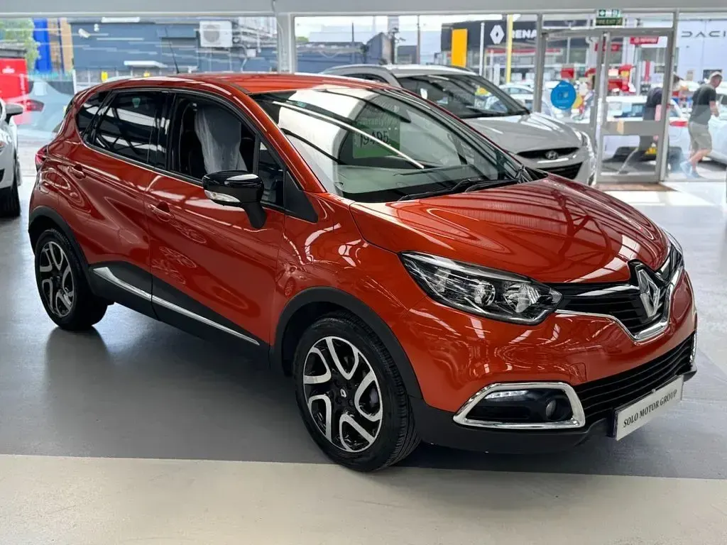 Used Renault Captur Dynamique 90 HP (66 kW) 2015 Orange SUV