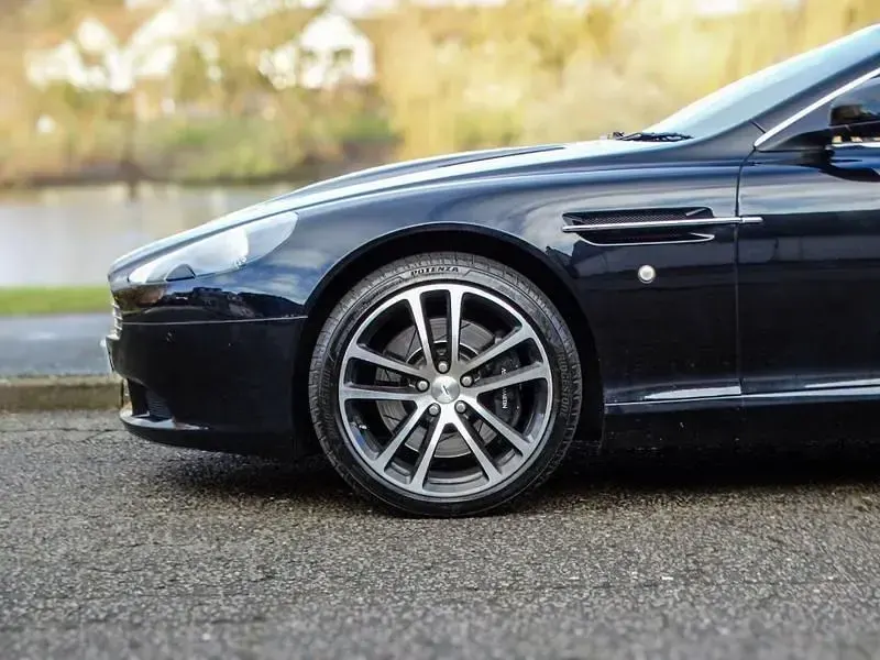 Begagnad Aston Martin DB9 470 HK (345 kW) 2011 Svart Cab