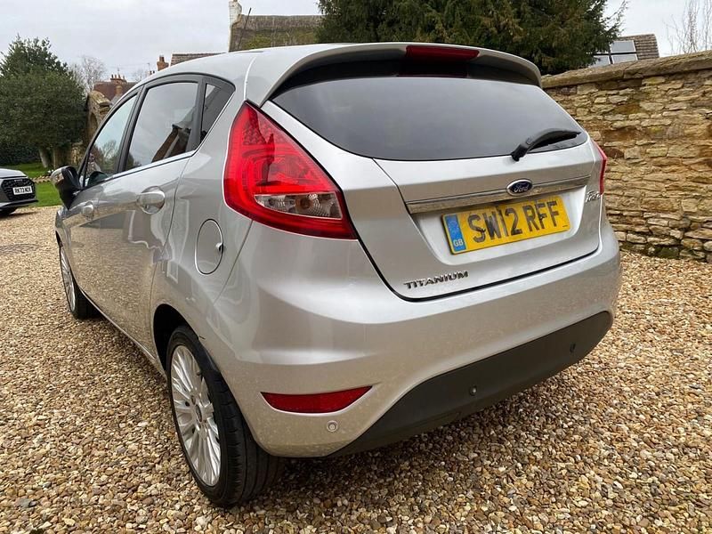 Used Ford Fiesta Titanium 94 HP (69 kW) 2012 Silver Hatchback