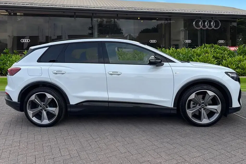 Used Audi Q4 e-tron Black Edition 210 kW (286 HP) 2026 White SUV