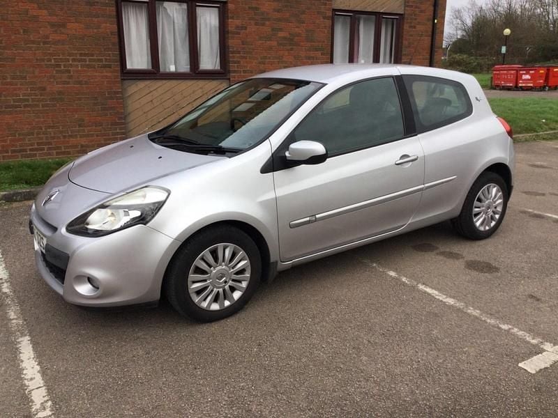 Used Renault Clio IV 75 HP (55 kW) 2012 Silver Hatchback