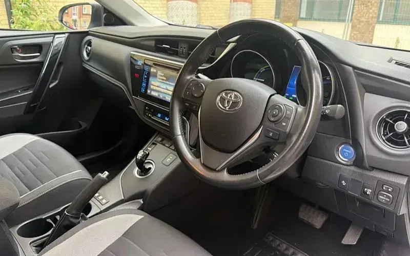 Used Toyota Auris Hybrid Business Edition 136 HP (100 kW) 2016 White Hatchback