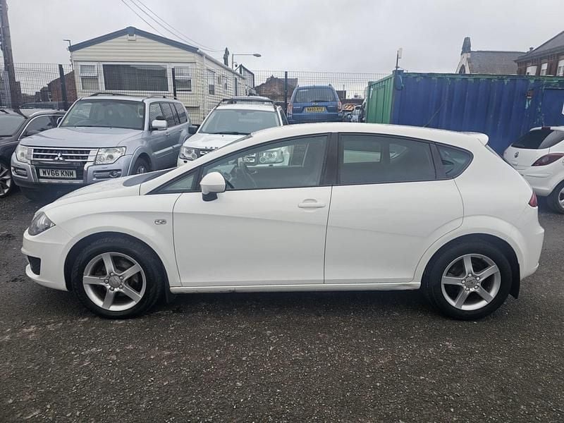 Used Seat Leon Ecomotive 105 HP (77 kW) 2010 White Hatchback