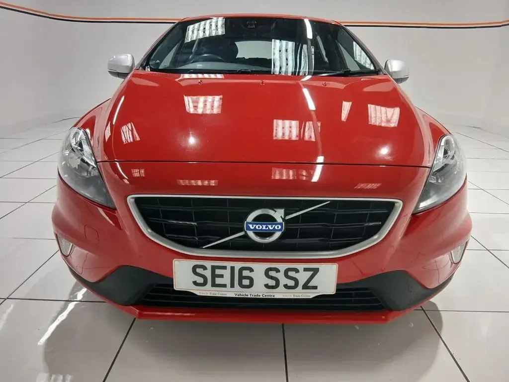 Used Volvo V40 R-Design 120 HP (88 kW) 2016 Red Hatchback