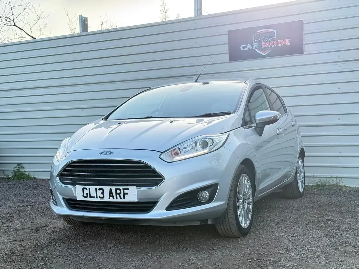 Used Ford Fiesta Titanium 125 HP (91 kW) 2013 Silver Hatchback