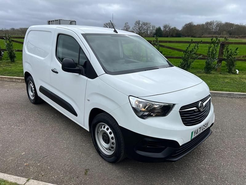 Used Vauxhall Combo 100 kW (136 HP) 2022 White MPV