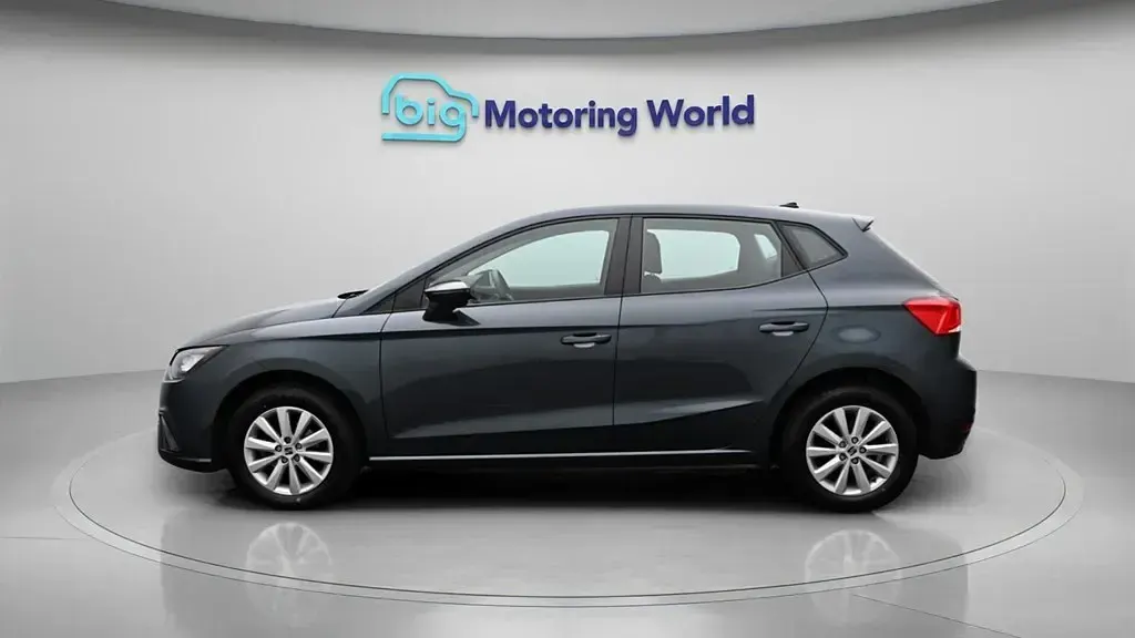 Usado Seat Ibiza SE 95 CV (69 kW) 2023 Gris Utilitario