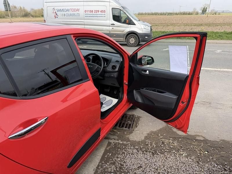 Used Hyundai i10 Premium SE 87 HP (63 kW) 2018 Red Hatchback