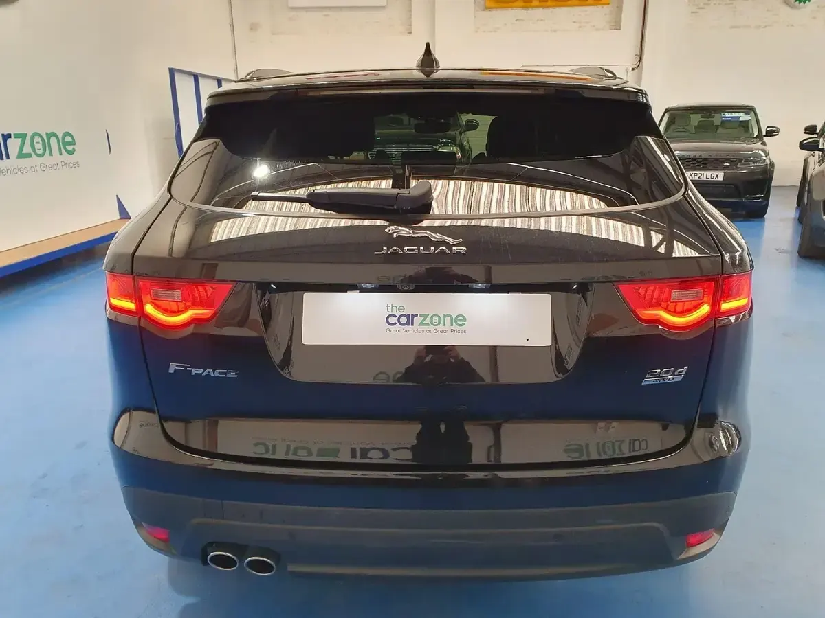 Begagnad Jaguar F-Pace Chequered Flag 180 HK (132 kW) 2019 Svart SUV