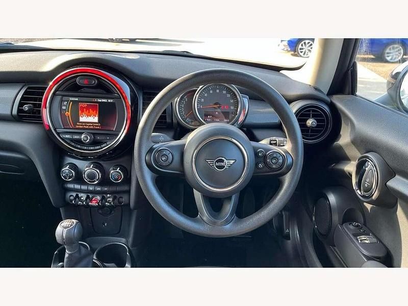 Begagnad Mini Cooper Classic 136 HK (100 kW) 2019 Silver Halvkombi
