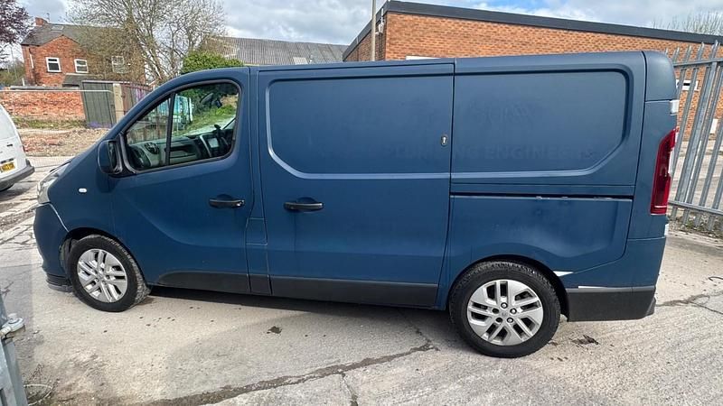 Usado Renault Trafic 2015 Prateado Monovolume