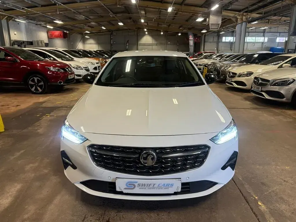Used Vauxhall Insignia SRi 122 HP (89 kW) 2021 White Hatchback