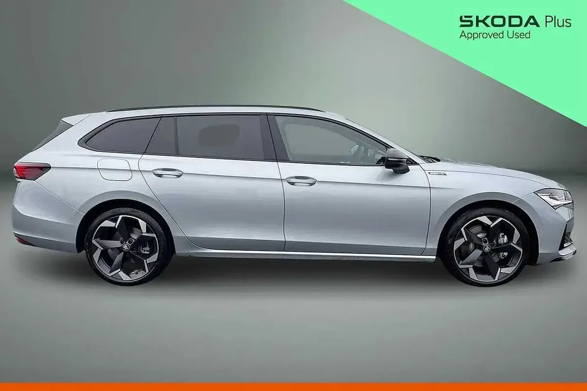 Usado Skoda Superb SportLine 193 HP (141 kW) 2025 Prateado Carrinha