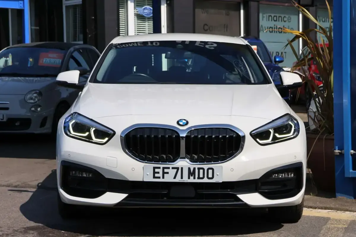 Usado BMW 118 Sport Line 2022 Branco Citadino