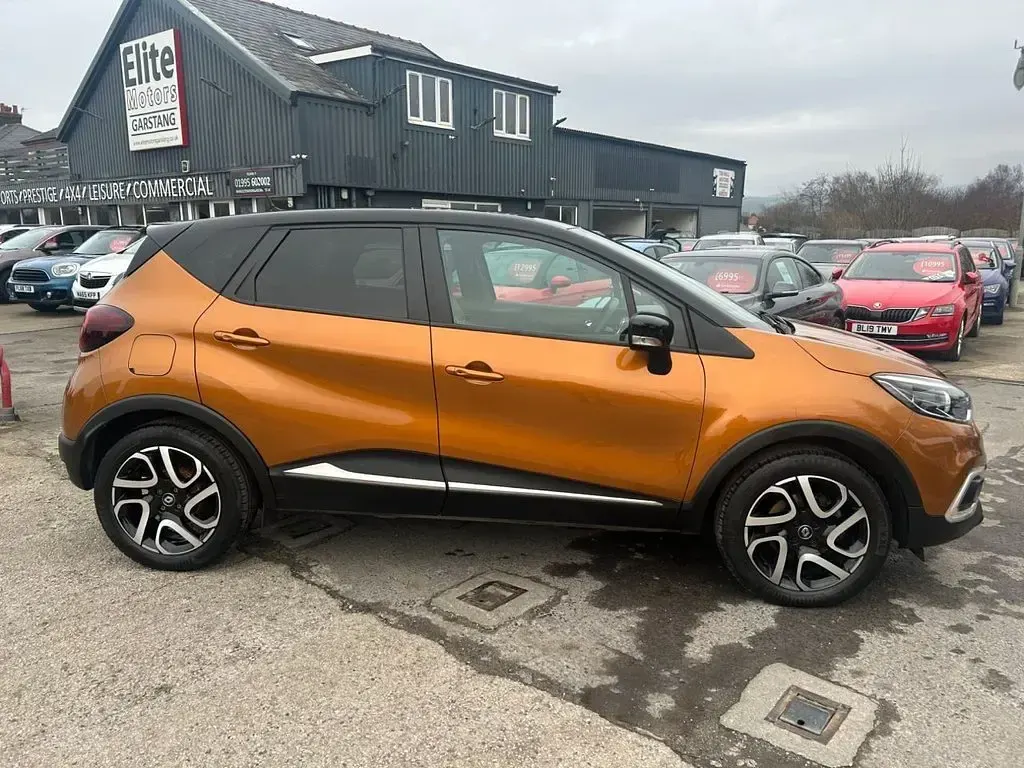 Used Renault Captur Iconic 90 HP (66 kW) 2018 Orange SUV