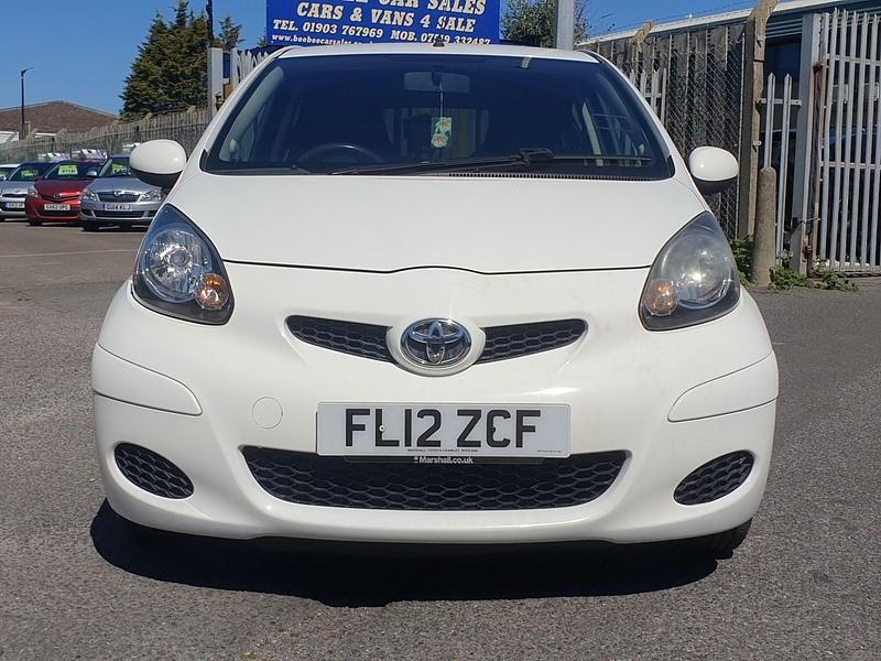 Usado Toyota Aygo 68 HP (50 kW) 2012 Branco Citadino
