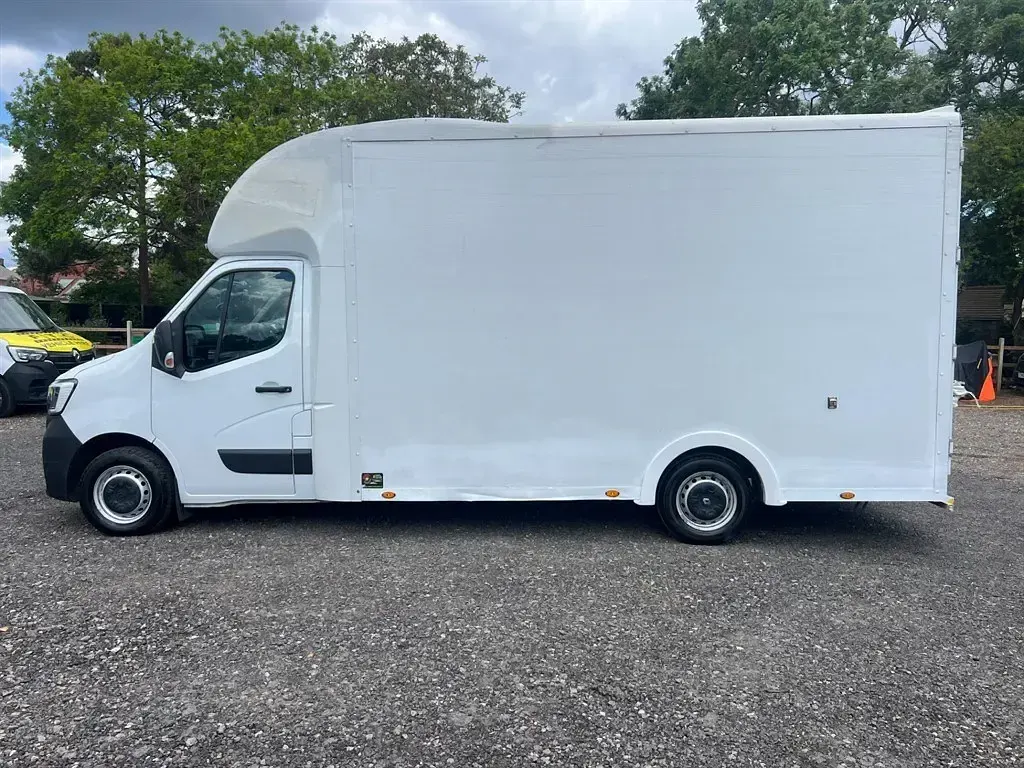 Gebraucht Renault Master 143 PS (105 kW) 2023 Weiß Van / Kleinbus