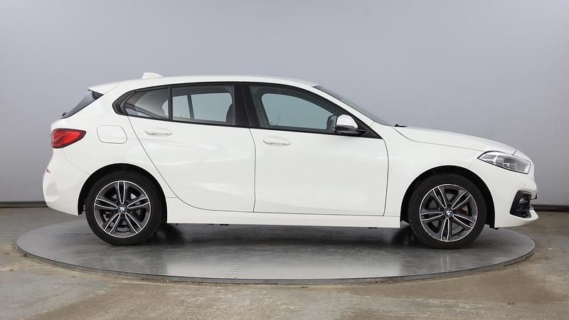 Used BMW 118 Sport Line 140 HP (102 kW) 2021 White Hatchback