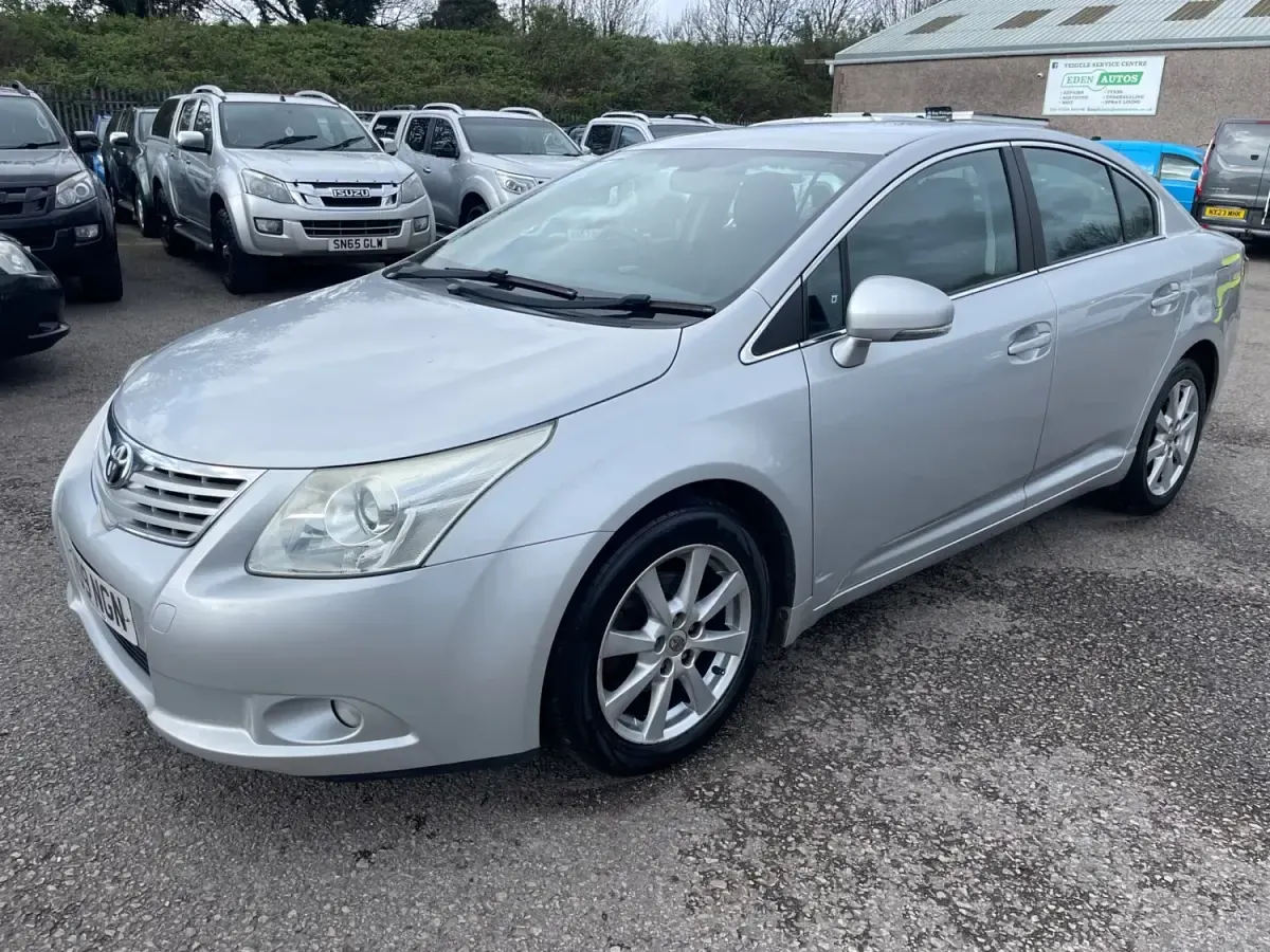 Usado Toyota Avensis 2009 Prateado Sedan