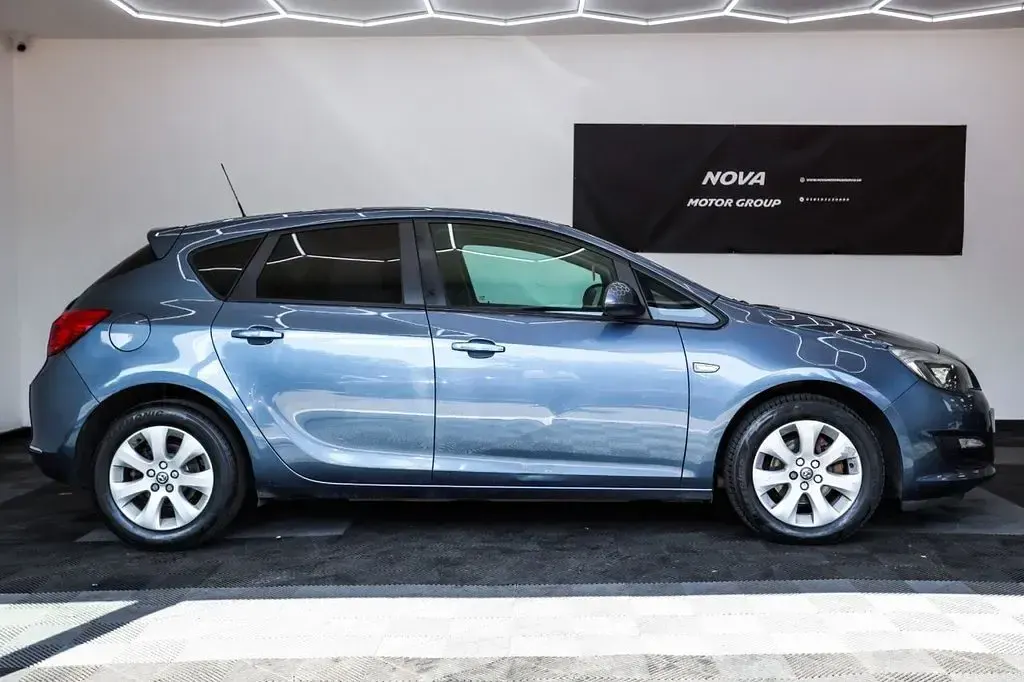 Used Vauxhall Astra Design Edition 100 HP (73 kW) 2014 Blue Hatchback