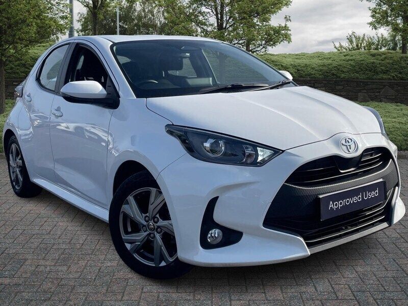 White Used 2024 Toyota Yaris Hybrid Hatchback | £17,495 (Good price) - Image 1/4