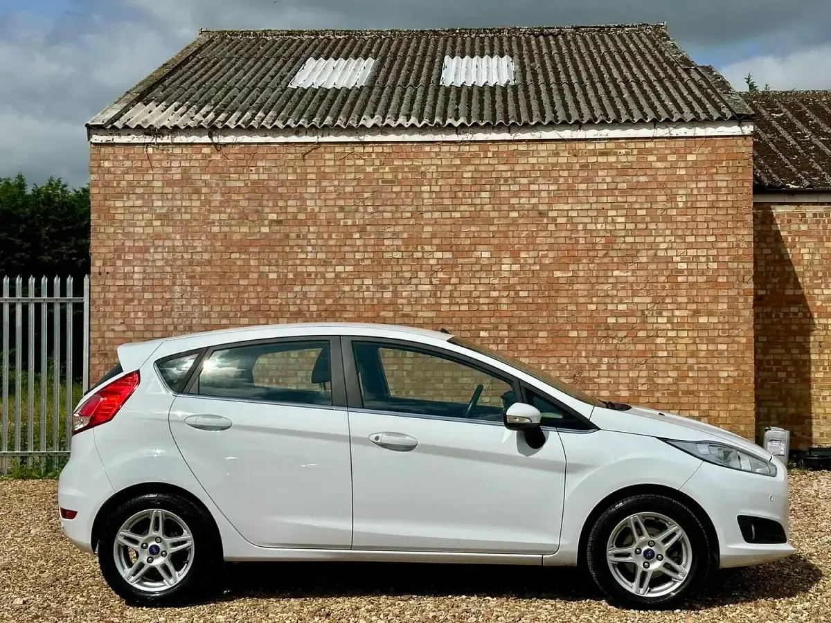 Used Ford Fiesta Zetec 2013 White Hatchback