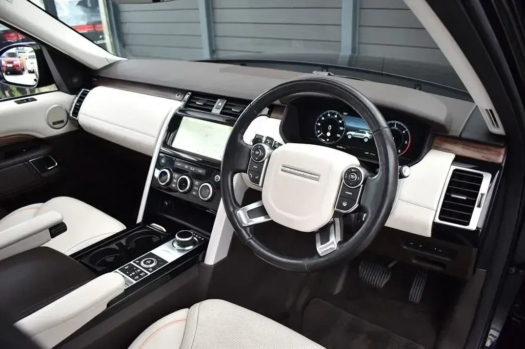 Used Land Rover Discovery 5 HSE Luxury 258 HP (189 kW) 2018 Black SUV