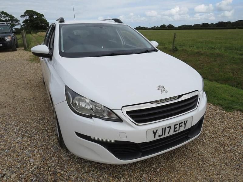 Used Peugeot 308 Access 100 HP (73 kW) 2017 White Hatchback