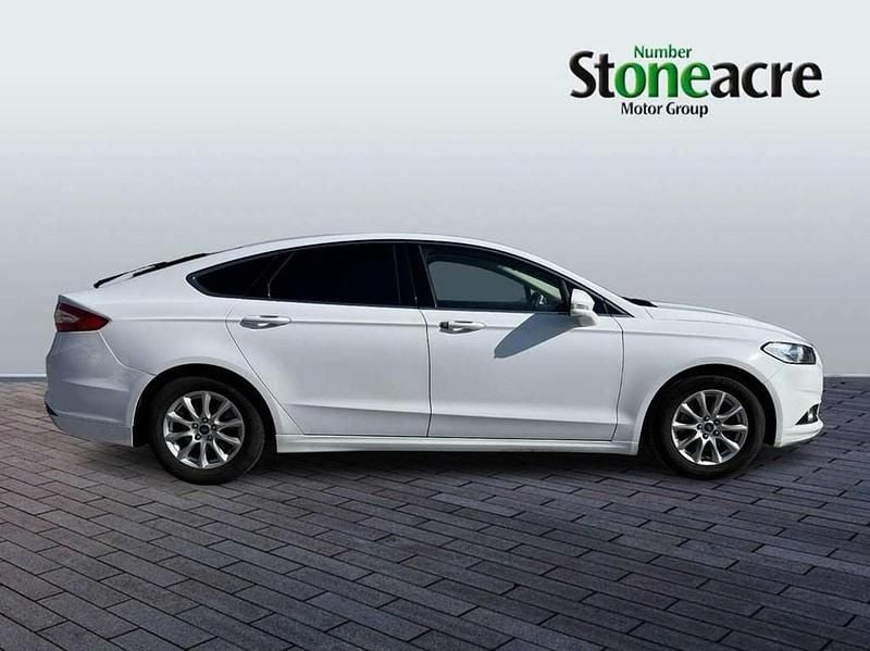 Used Ford Mondeo Zetec 147 HP (108 kW) 2017 White Hatchback
