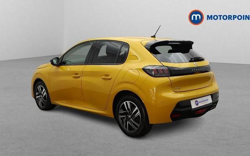 Used Peugeot 208 Allure+ 131 HP (96 kW) 2023 Yellow Hatchback