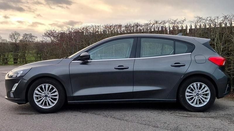Used Ford Focus Titanium 125 HP (91 kW) 2021 Grey Hatchback