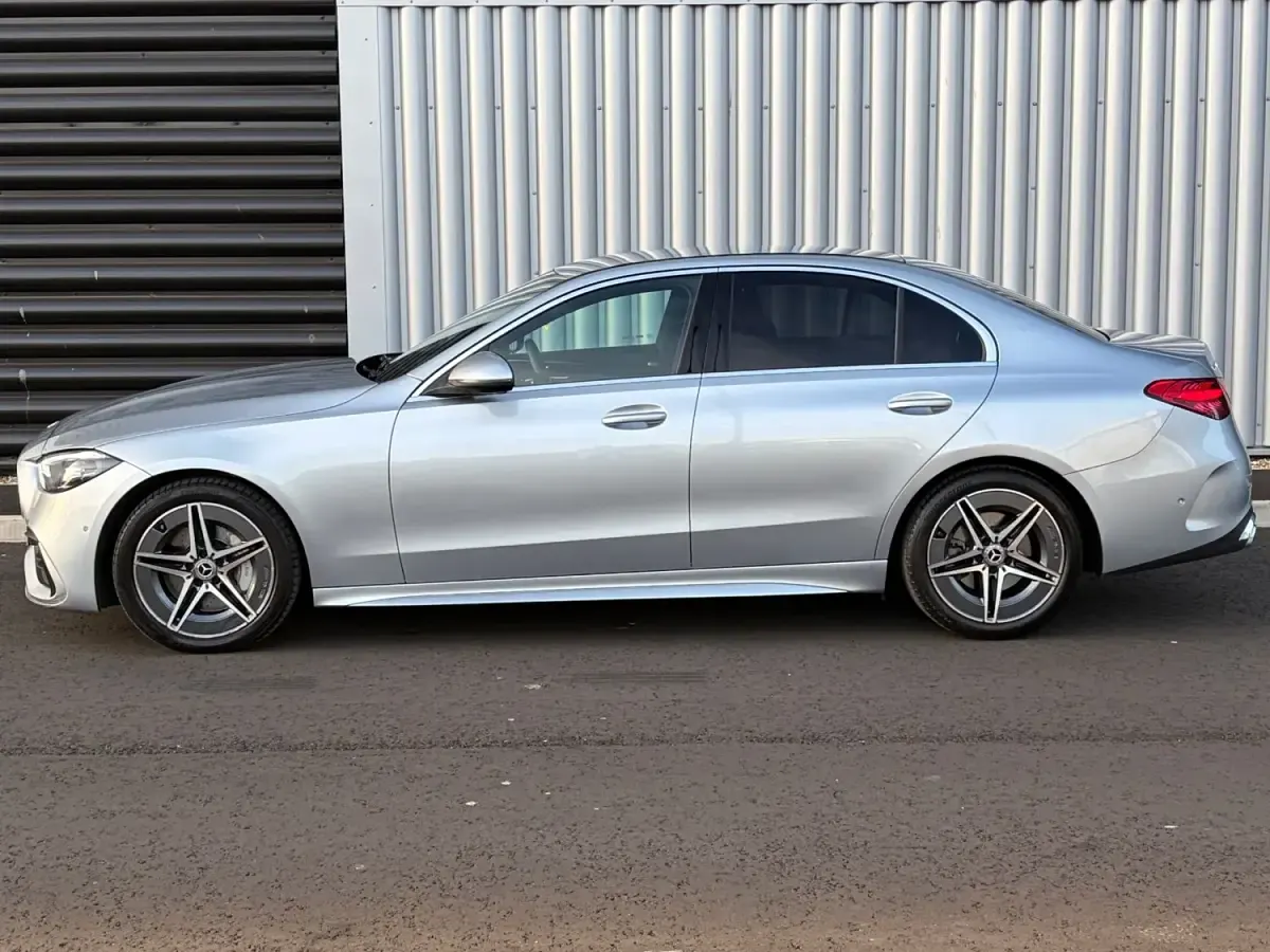 Usado Mercedes C200 AMG line 204 HP (150 kW) 2025 Prateado Sedan