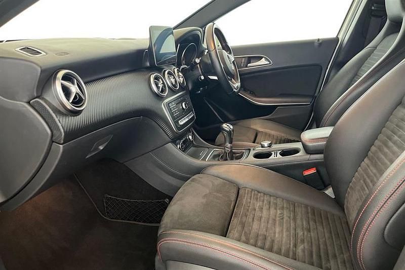 Used Mercedes A180 AMG Line Premium 122 HP (89 kW) 2017 Cirrus white Hatchback