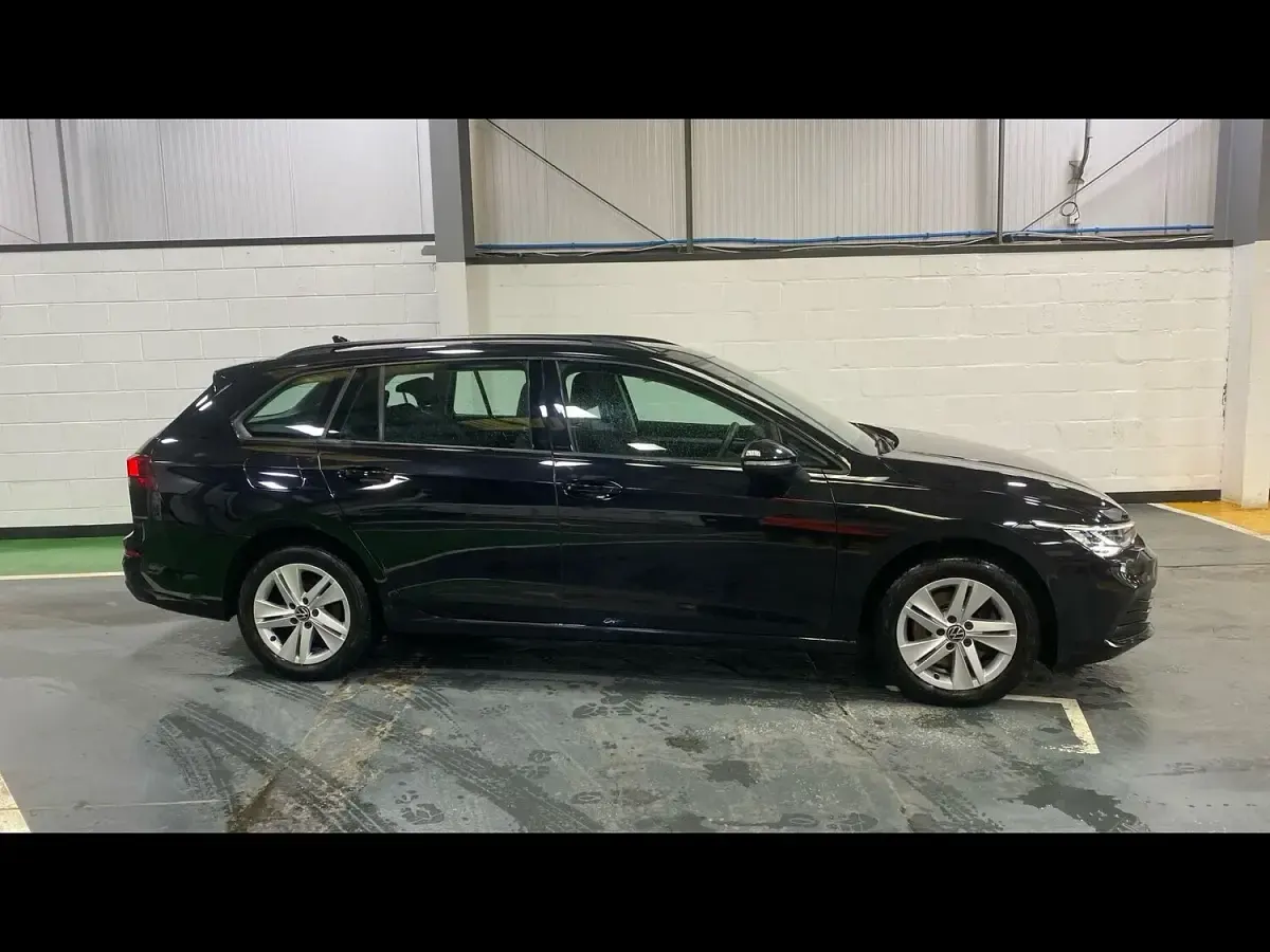 Begagnad VW Golf VIII Life 2022 Svart Kombi