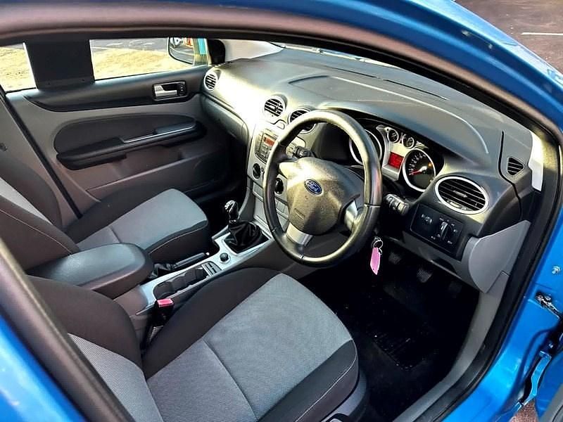 Used Ford Focus Zetec 123 HP (90 kW) 2011 Blue Hatchback