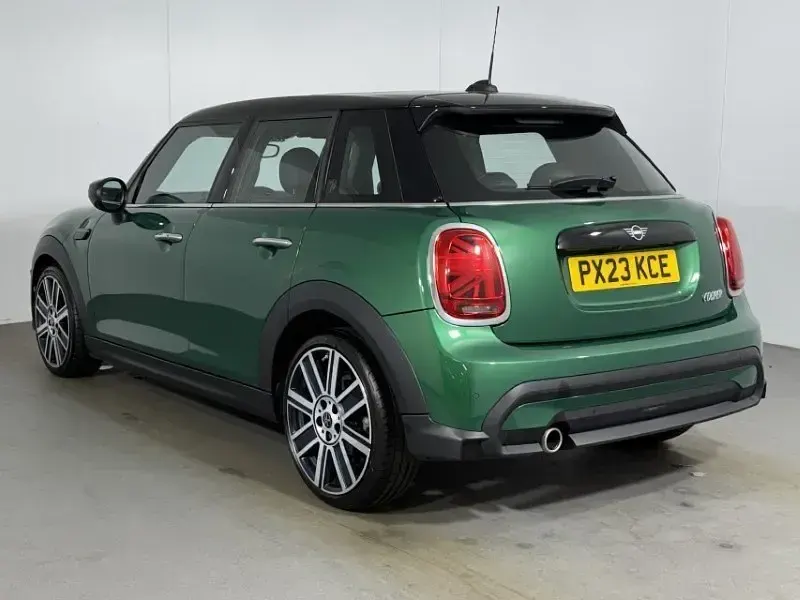 Begagnad Mini Cooper Exclusive 2023 Grön Halvkombi