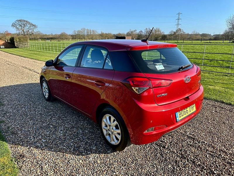 Used Hyundai i20 SE 84 HP (61 kW) 2016 Red Hatchback