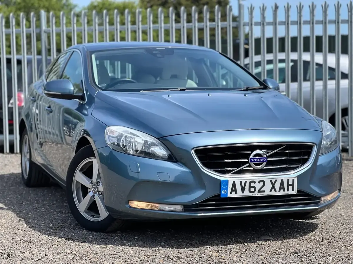 Usado Volvo V40 SE 2013 Azul Utilitario