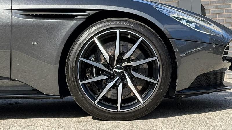 Used Aston Martin DB11 600 HP (441 kW) 2017 Silver Coupe