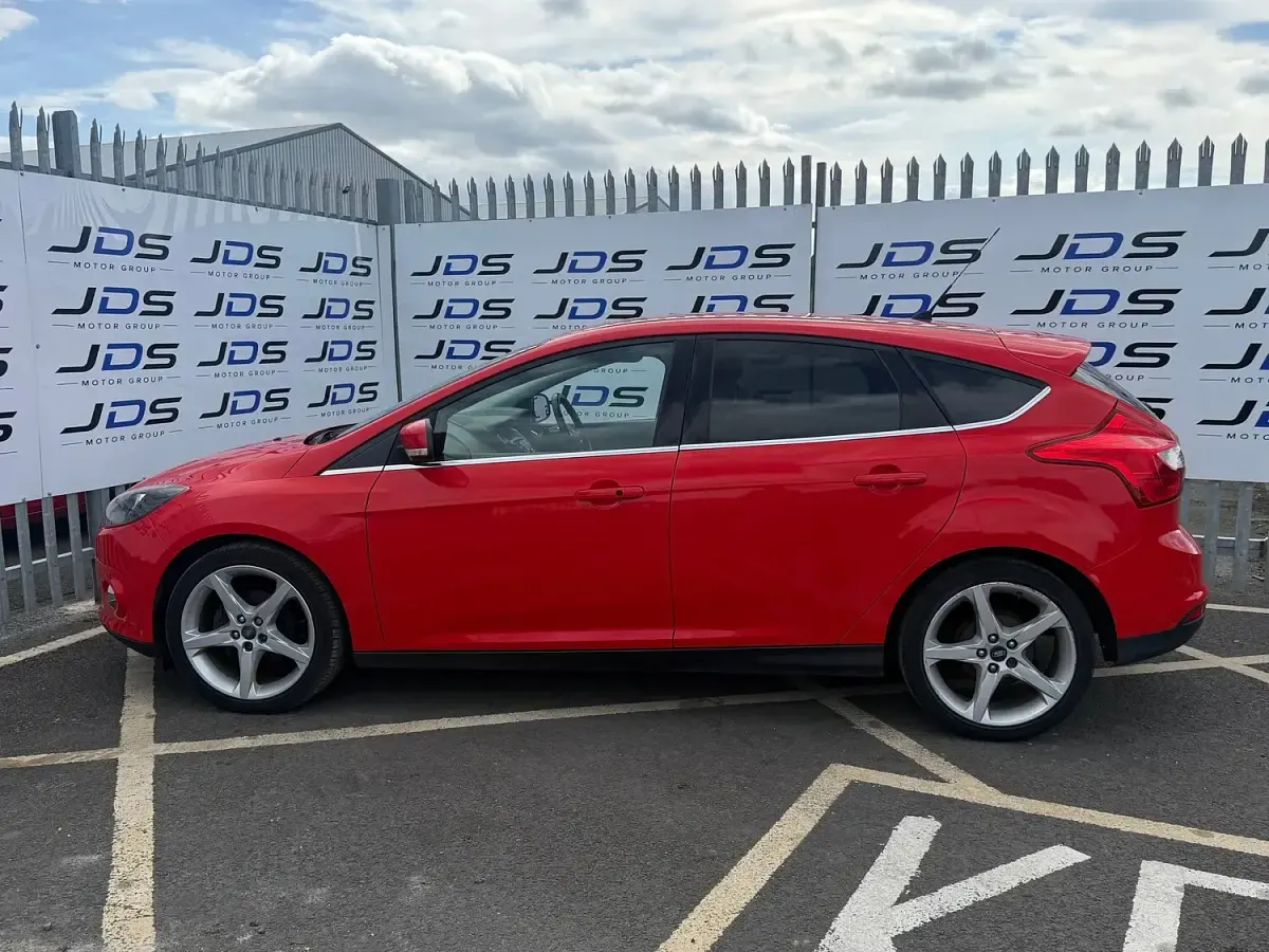 Used Ford Focus Titanium 125 HP (91 kW) 2013 Red Hatchback