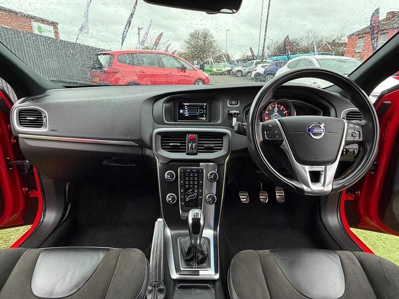 Used Volvo V40 R-Design 122 HP (89 kW) 2015 Red Hatchback