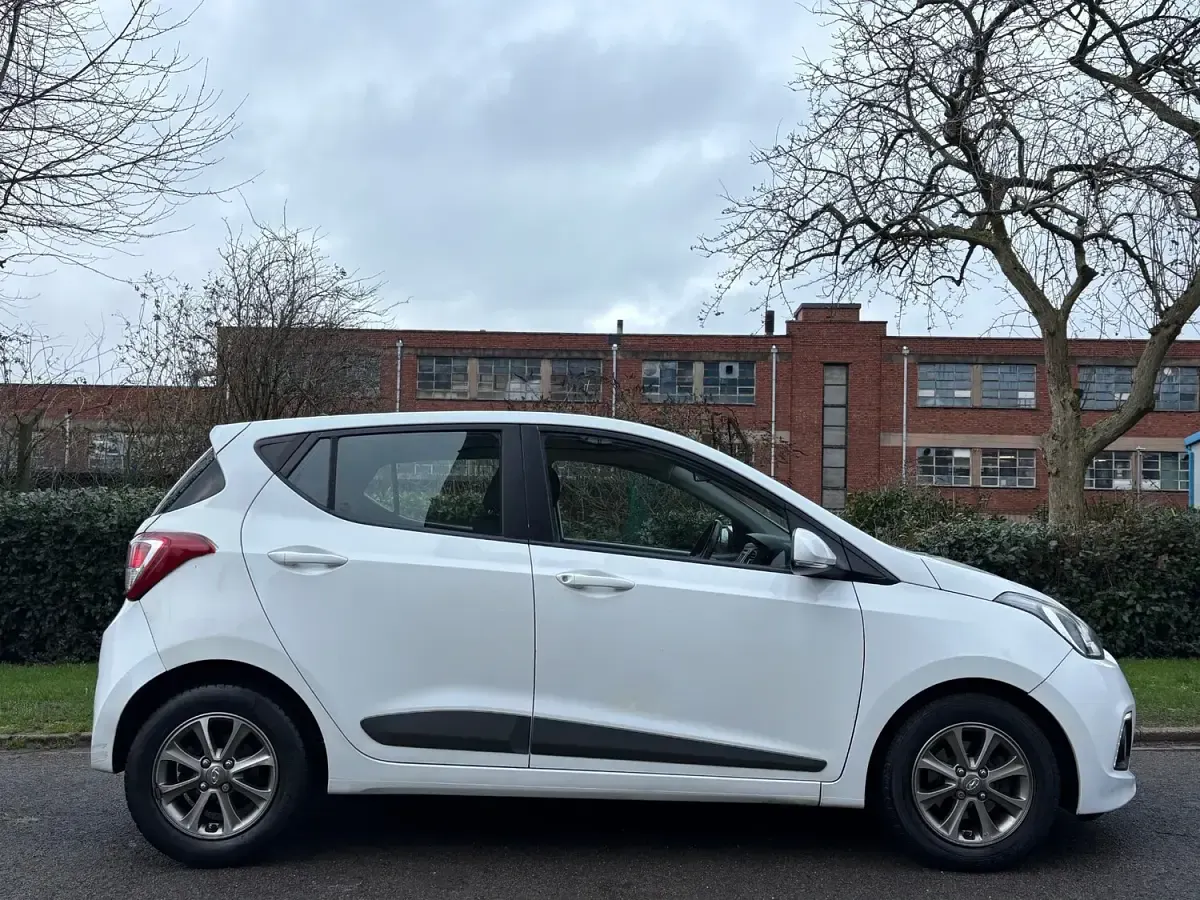 Used Hyundai i10 Premium 87 HP (63 kW) 2015 White Hatchback