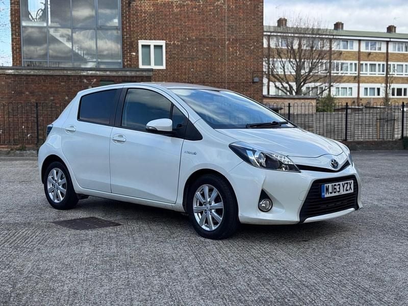 Used Toyota Yaris 99 HP (72 kW) 2013 Blue Hatchback