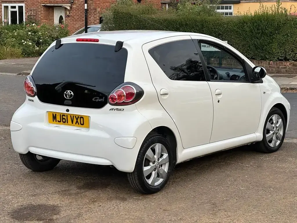 Used Toyota Aygo 68 HP (50 kW) 2011 White Hatchback