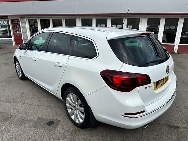 Used Vauxhall Astra S 165 HP (121 kW) 2013 White Estate