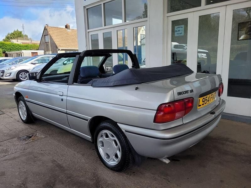 Begagnad Ford Escort Cabriolet 1994 Silver Cab
