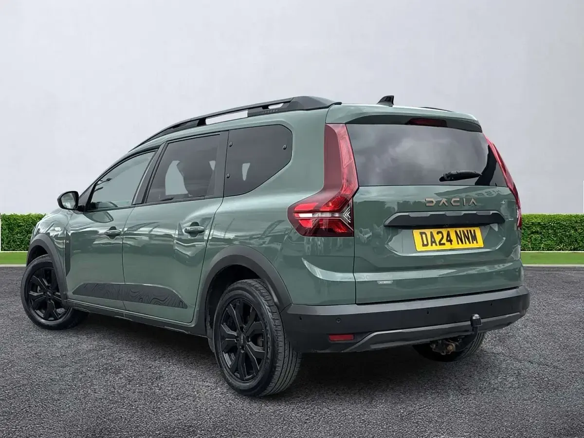 Used Dacia Jogger Extreme 140 HP (102 kW) 2024 Green MPV
