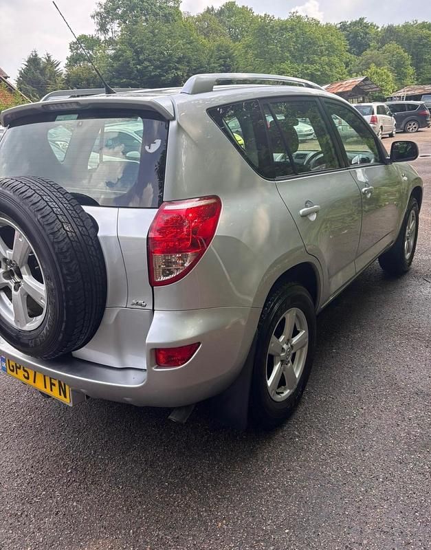 Usado Toyota RAV4 134 HP (98 kW) 2007 Prateado Carrinha