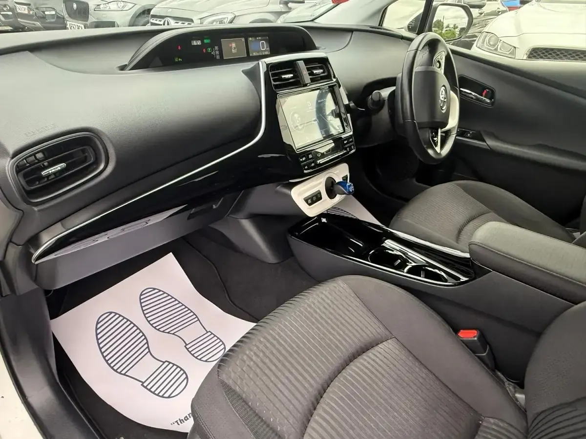 Used Toyota Prius Active 122 HP (89 kW) 2024 White Hatchback