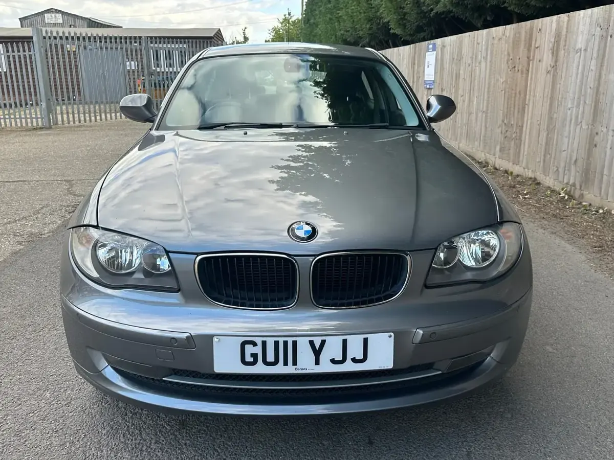 Usado BMW 118 Sport Line 143 CV (105 kW) 2011 Gris Utilitario